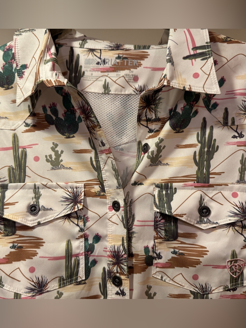Ariat Women’s Button Down Ariat Tek Shirt in Cream with Green Cactus Print Sz S - Picture 3 of 6